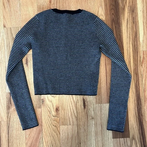 Brandy Melville Cropped Sweater - Picture 3 of 3